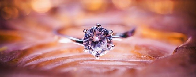 Une bague diamant, synonyme de finesse et de luxe