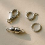 découvrez quel fermoir est le plus adapté pour une chaîne de baptême pour bébé, alliant sécurité, confort et élégance pour ce moment précieux.