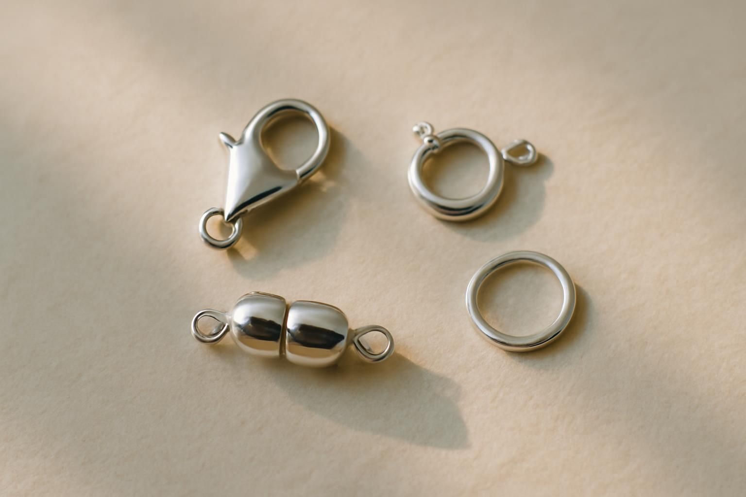 découvrez quel fermoir est le plus adapté pour une chaîne de baptême pour bébé, alliant sécurité, confort et élégance pour ce moment précieux.