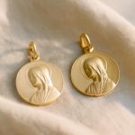 découvrez comment choisir entre une médaille de baptême en or 9 carats ou 18 carats, pour un cadeau précieux alliant élégance et signification durable.