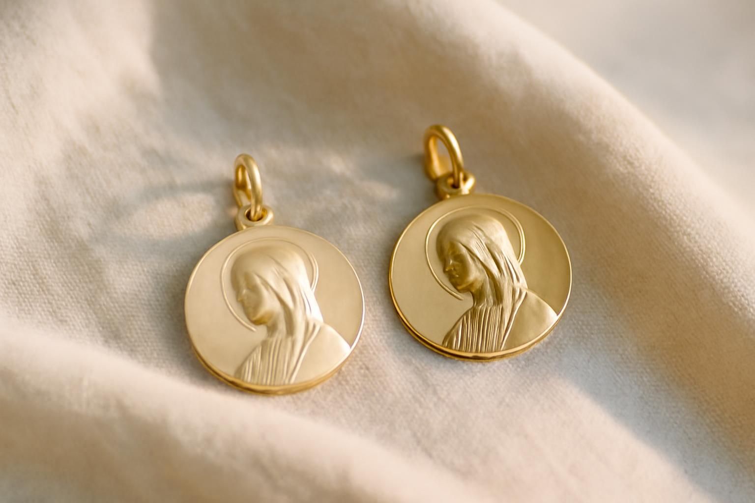 découvrez comment choisir entre une médaille de baptême en or 9 carats ou 18 carats, pour un cadeau précieux alliant élégance et signification durable.