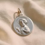 découvrez si une médaille de baptême en argent est un cadeau approprié et significatif pour un enfant, en explorant ses avantages et sa symbolique.