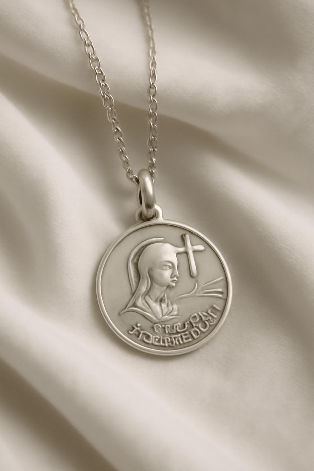 découvrez si une médaille de baptême en argent est un choix approprié et symbolique pour un enfant, alliant tradition, élégance et valeur sentimentale.