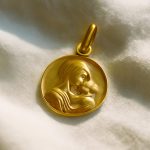 découvrez quel est le budget moyen pour offrir une médaille de baptême en or, un cadeau précieux et symbolique pour cette occasion spéciale.