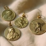 découvrez comment choisir le saint idéal pour une médaille de baptême, avec des conseils pour trouver celui qui guidera et protègera le baptisé tout au long de sa vie.