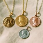 découvrez comment choisir la médaille idéale pour un baptême adulte, avec des conseils adaptés à cet événement unique et symbolique.