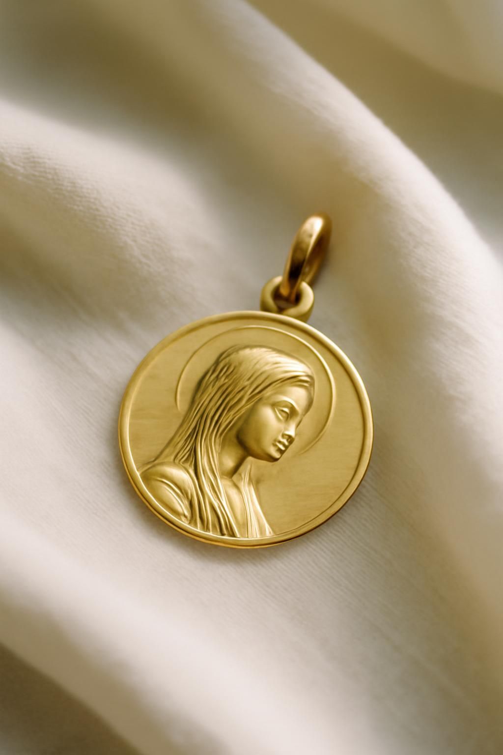 découvrez comment choisir la médaille idéale pour un baptême d'adulte, entre symboles religieux, matériaux et styles adaptés à cette occasion spéciale.