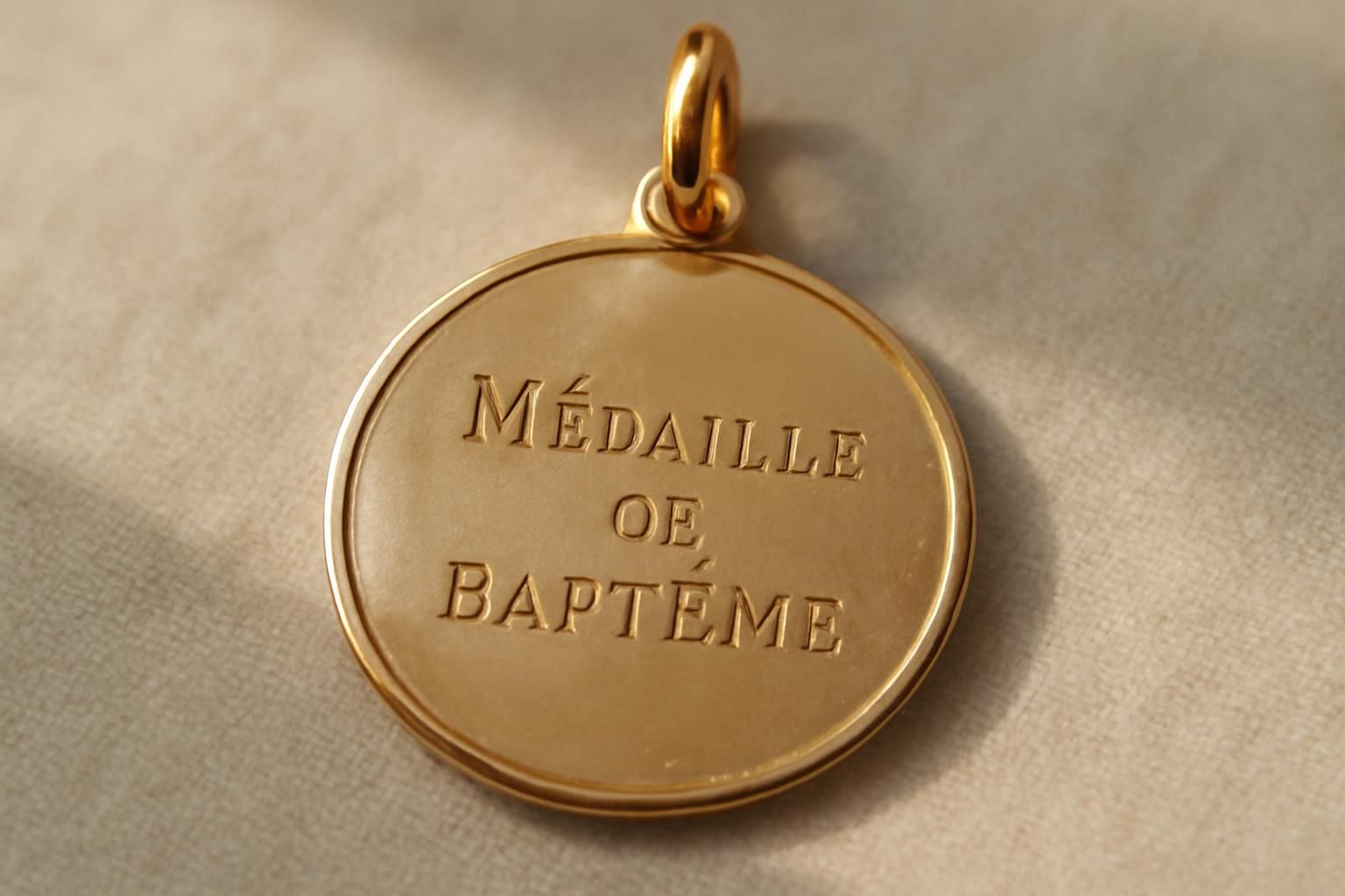 découvrez le nombre exact de caractères pouvant être gravés sur une médaille de baptême et comment choisir la meilleure inscription personnalisée.