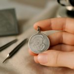 découvrez si une médaille de baptême déjà gravée peut être regravée, les précautions à prendre et les solutions possibles pour personnaliser ce précieux souvenir.