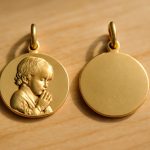 découvrez si vous pouvez graver une médaille de baptême des deux côtés, recto et verso, pour personnaliser ce cadeau unique et symbolique.
